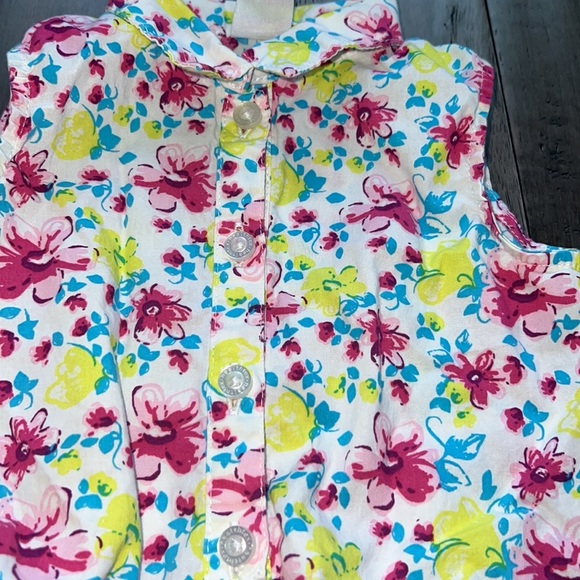 Girl, floral sleeveless button down, collared high low crop front tie shirt - Picture 4 of 6